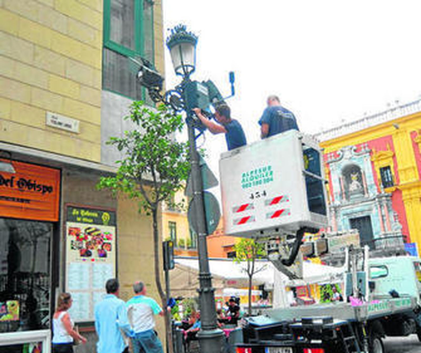 Técnicos de la empresa Vatia colocan un sonómetro en la Plaza del Obispo de Málaga.