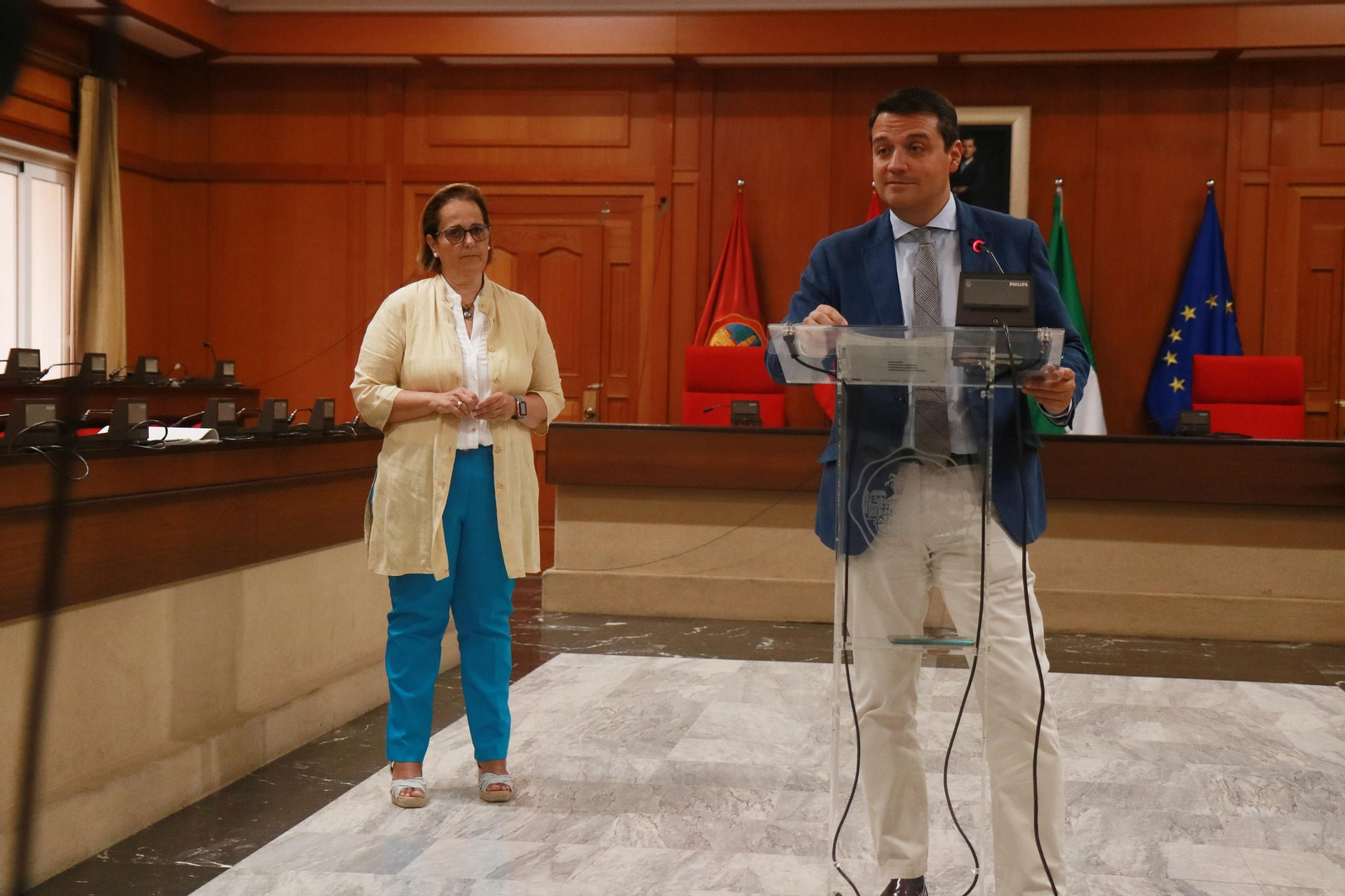 El alcalde de la ciudad, José María Bellido y  la teniente alcalde de Reactivación Económica, Blanca Torrent.