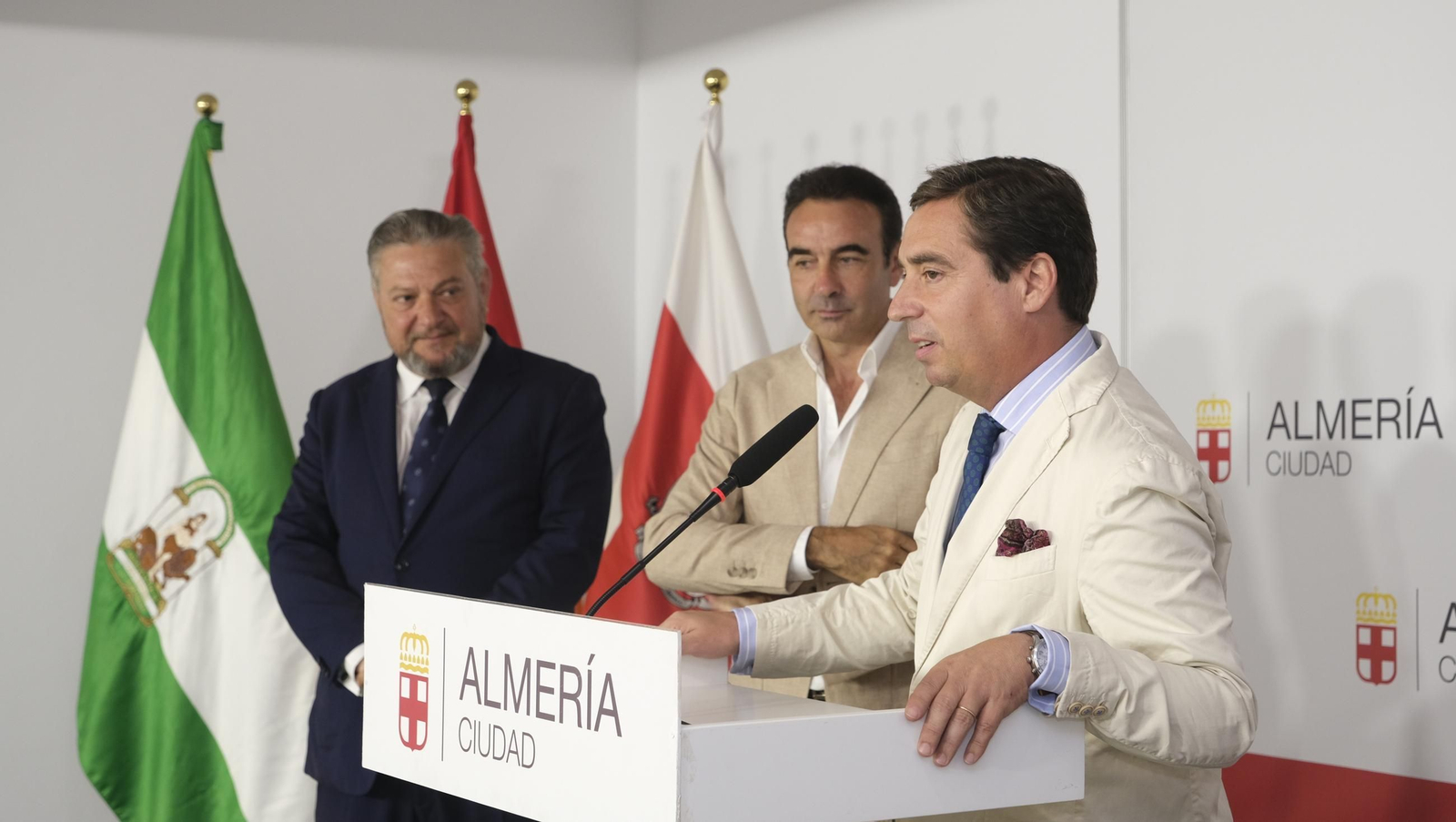 Presentación de la Feria taurina de Almería con Enrique Ponce en su despedida, en imágenes