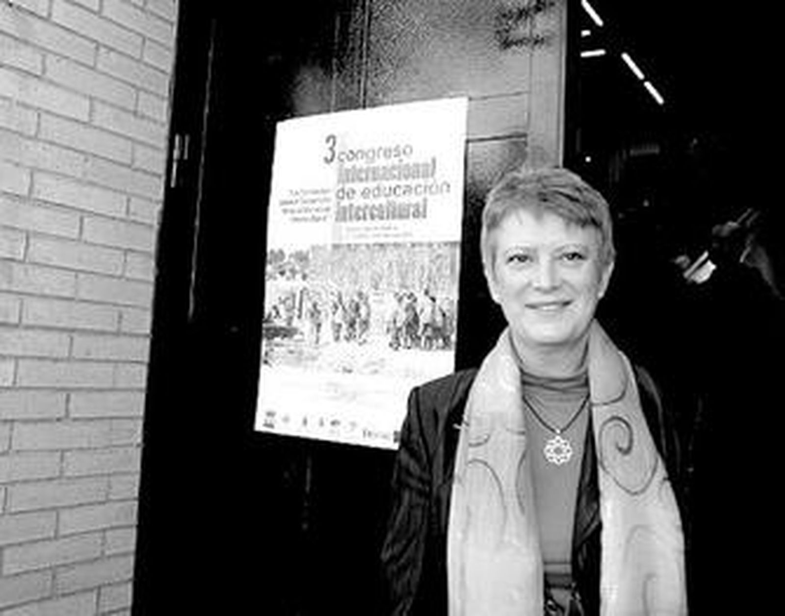 Consuelo Rumí ayer junto al cartel del Congreso.