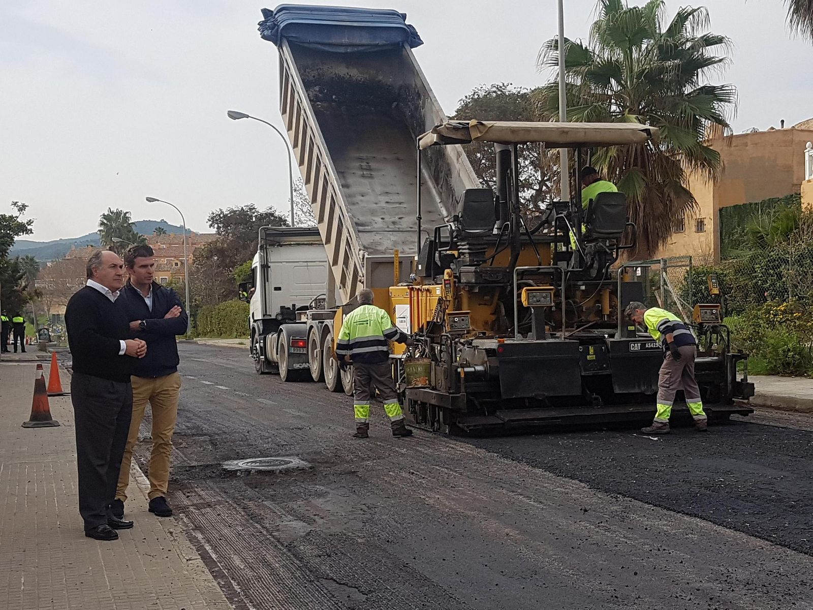 Landaluce, junto a un técnico municipal, observa las obras en la calle del Lince.