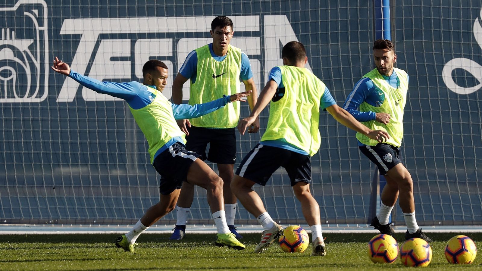 Los jugadores del Málaga se ejercitan en el Ciudad.