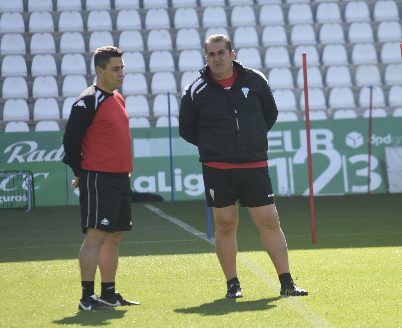 Sandoval, a la derecha, junto a Ismael Martínez, su segundo entrenador.