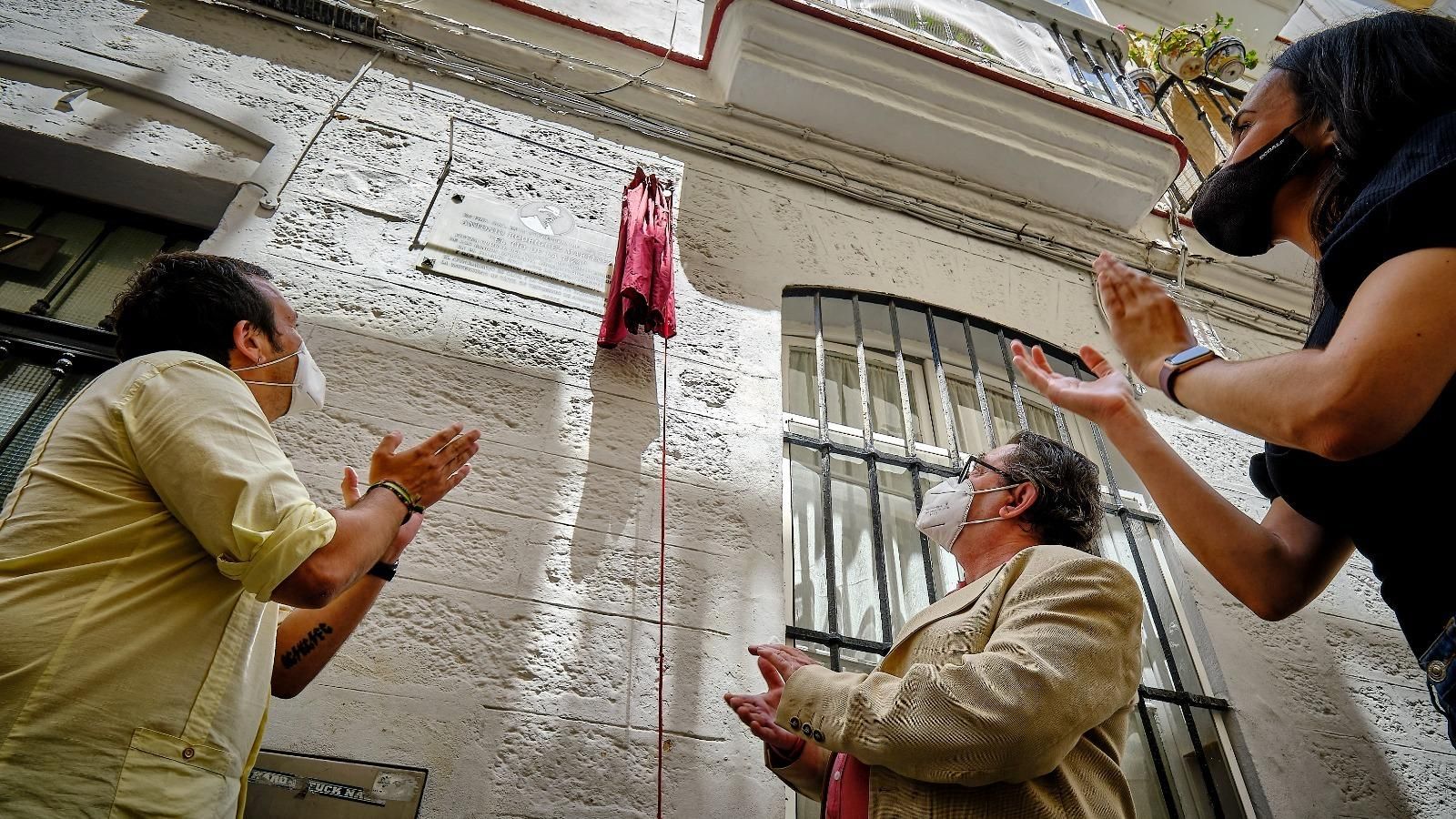 El alcalde, el biznieto del Tío de la Tiza y Lola Cazalilla ante la placa ya descubierta.