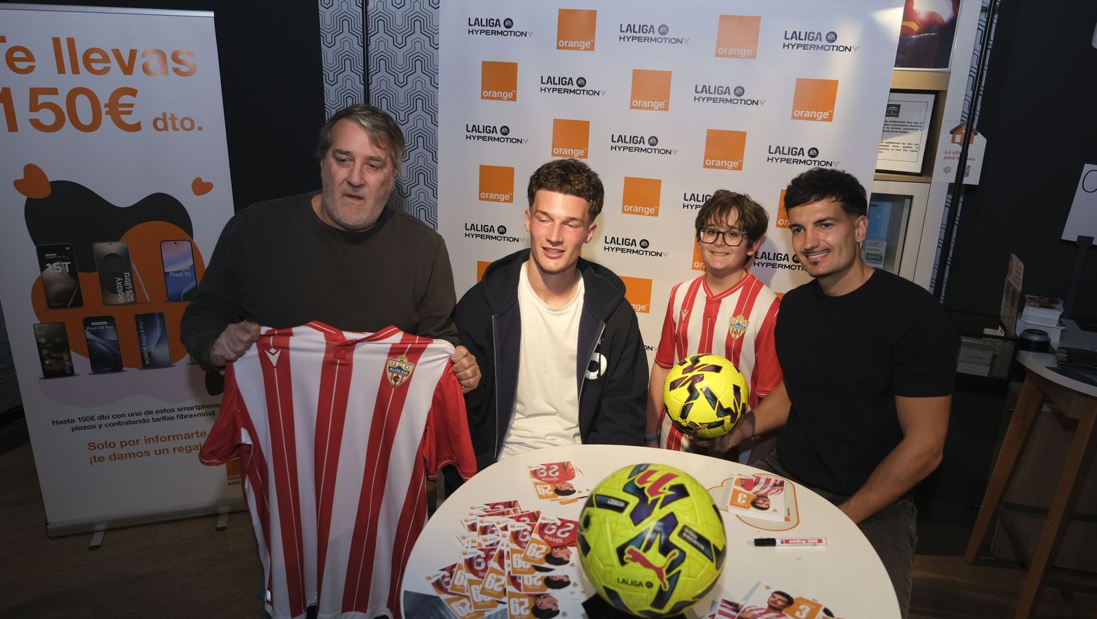 Búscate en las fotos de la firma de los jugadores de la U.D. Almería en la tienda Orange