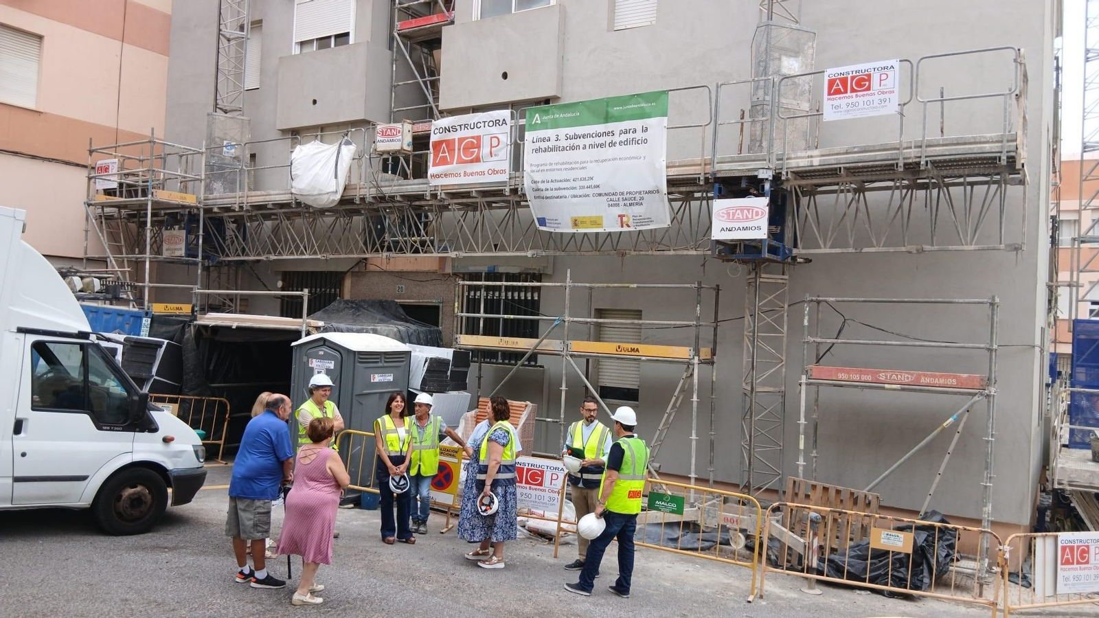 El plan se extiende a cuatro comunidades de vecinos en Aguadulce y Almería.