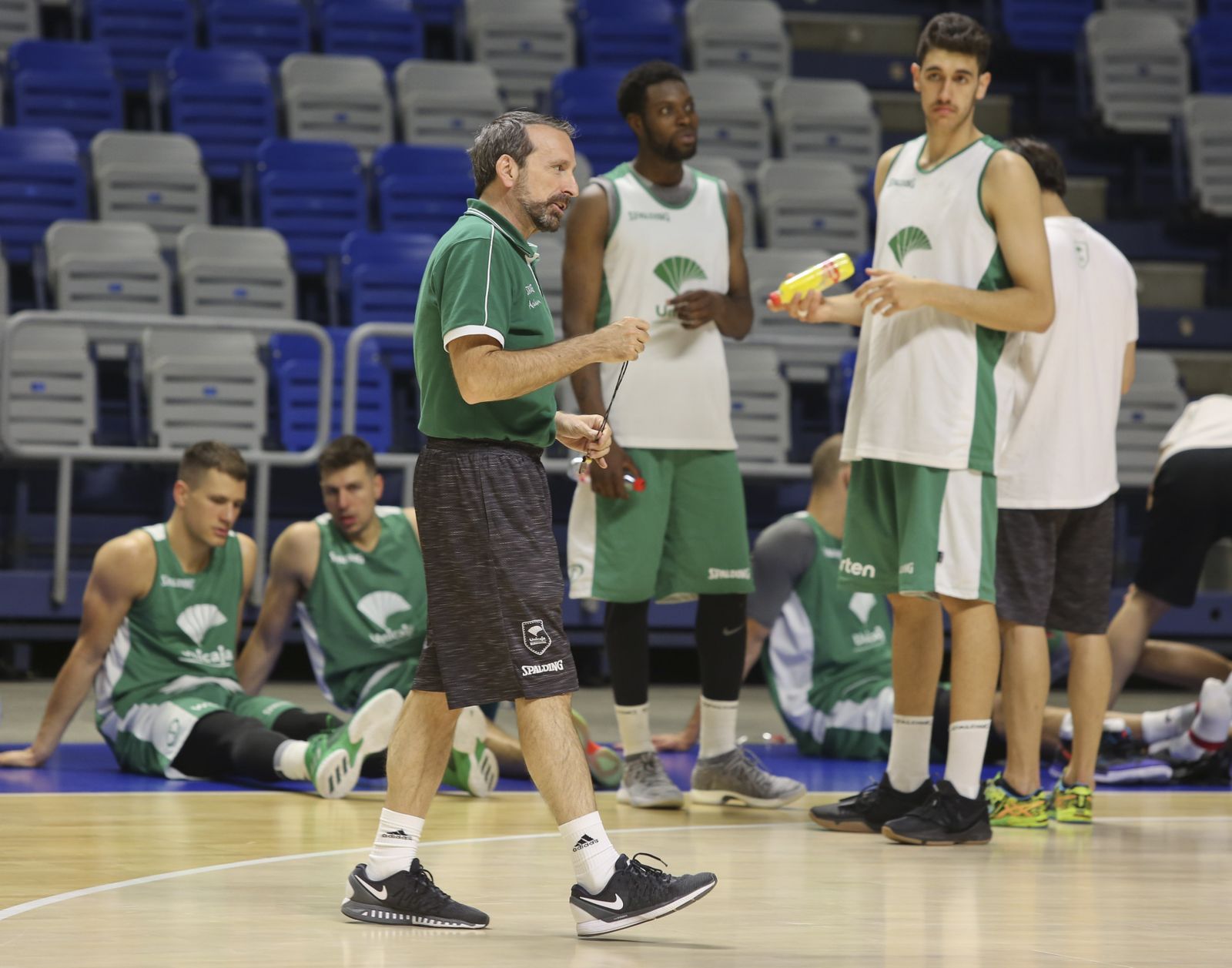 Ignacio Rosa atiende a Joan Plaza, en el Unicaja de la temporada 2016-17.