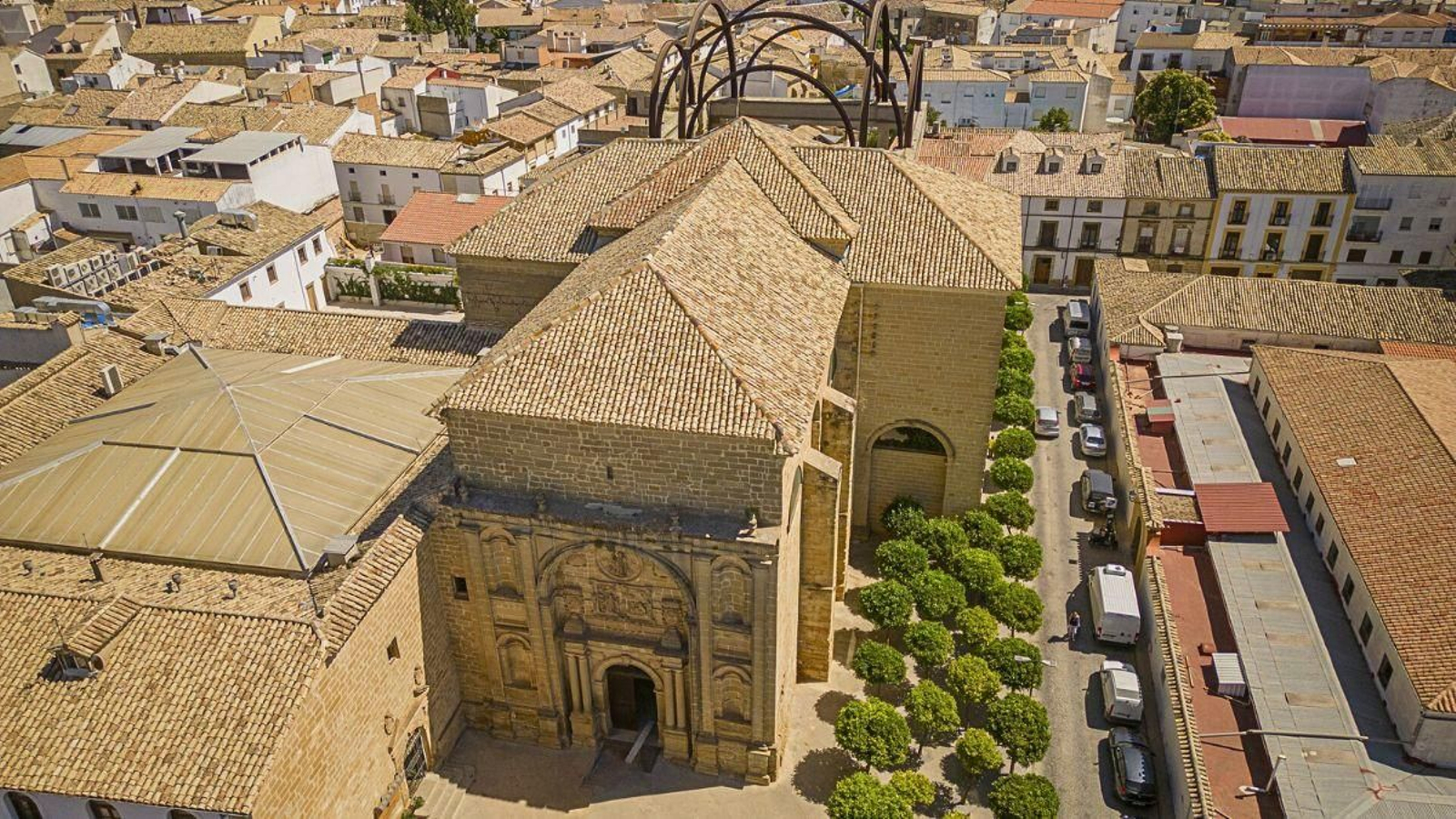 El antiguo templo visto desde arriba, donde se aprecia el espacio del auditorio y, a la izquierda, el restaurante Vandelvira.