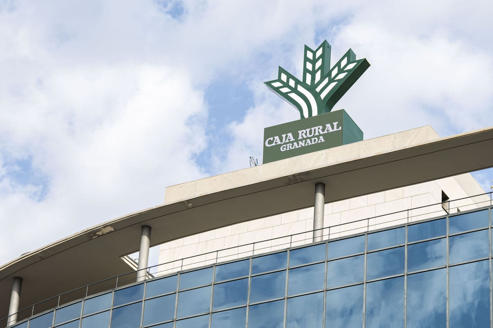 Fachada de los Servicios Centrales de Caja Rural Granada.