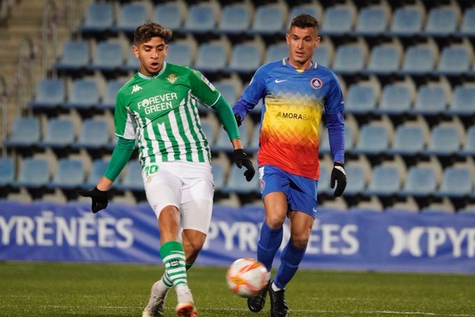 Mizzian pasa el balón en el duelo ante el Andorra.