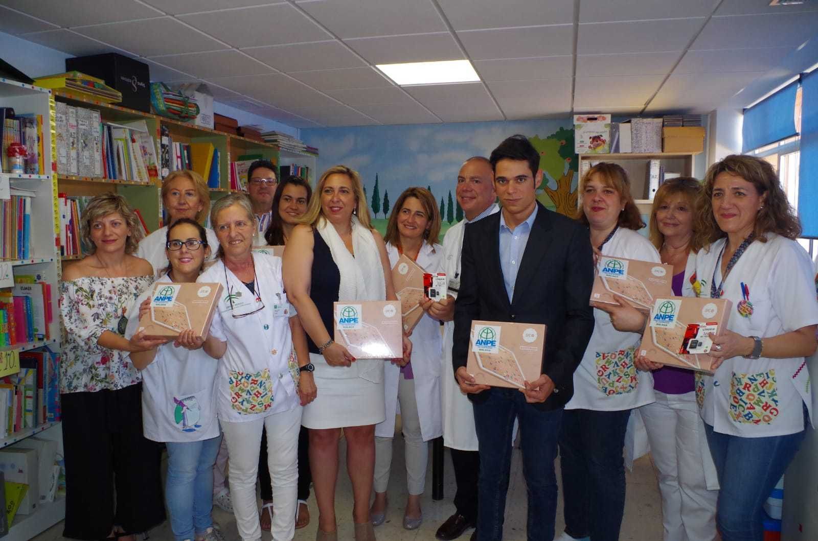 Entrega, ayer, de los dispositivos portátiles para las aulas hospitalarias en el Hospital Regional de Málaga.