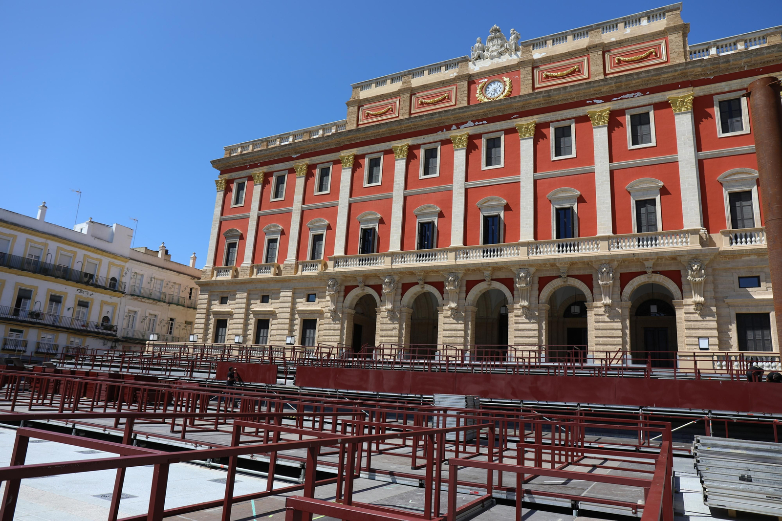 Las imágenes del montaje de la Carrera Oficial de la Semana Santa de San Fernando