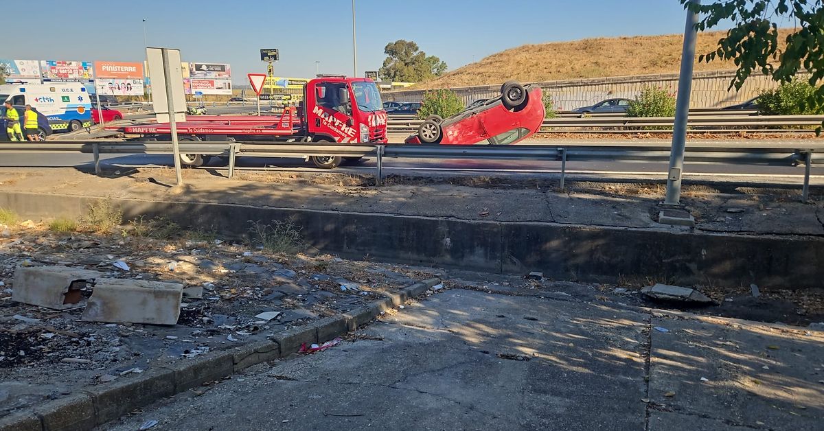 Aparatoso accidente de tráfico en Huelva: varios heridos tras volcar un ...