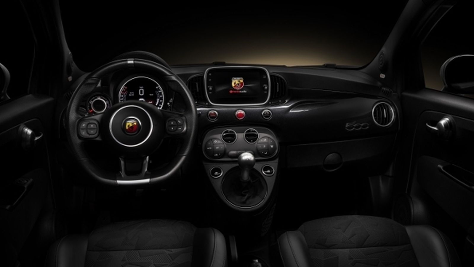También en el interior, el Abarth 595 Scorpioneoro tiene una impronta distinta a otras versiones, en este caso, con el negro como color dominante.