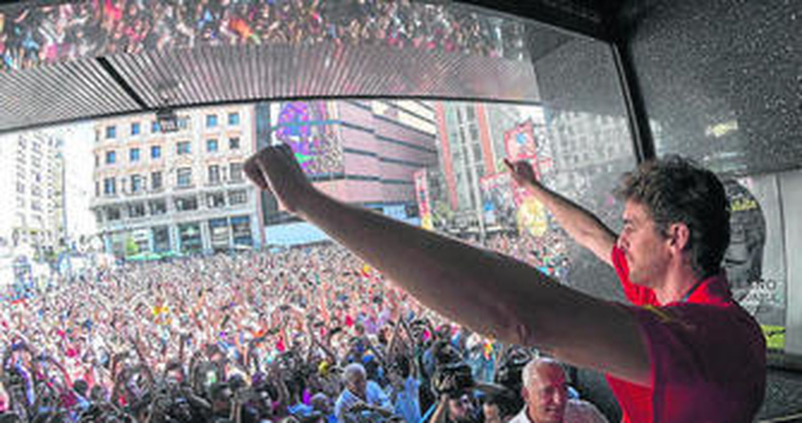 Pau Gasol fue recibido con una calurosa ovación en la madrileña plaza de Callao, donde le esperaban cientos de seguidores.