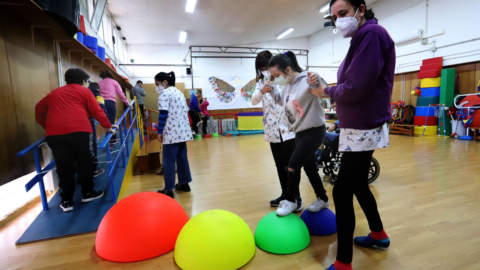 Actividades en la sala de psicomotricidad con las docentes y el personal técnico de integración