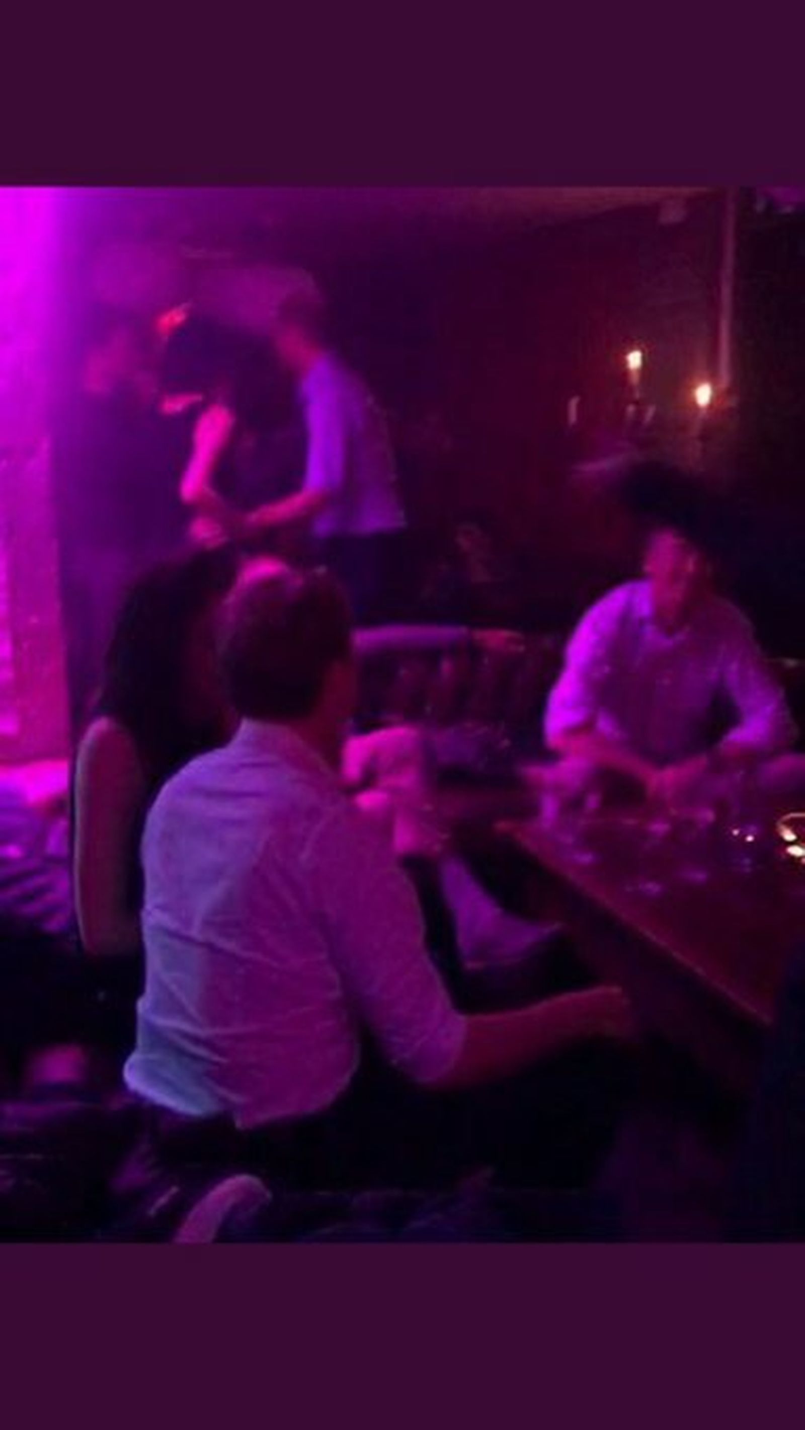 Imagen difundida en Twitter de Guillermo con Rose Hanbury (al fondo).