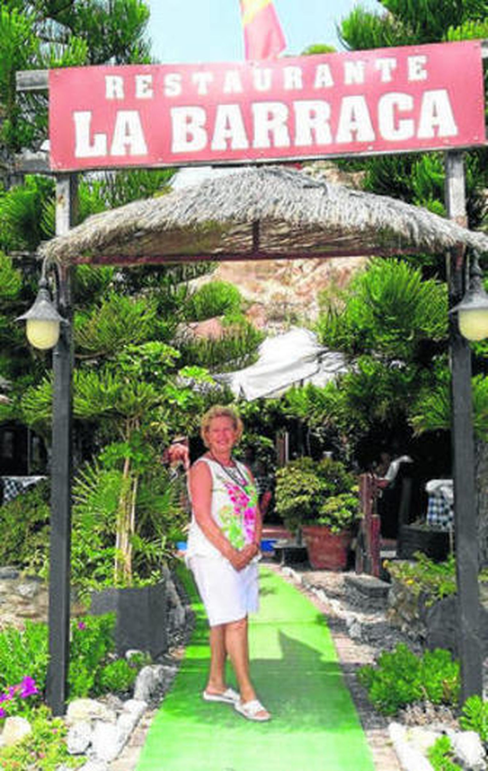 Rosarito Barbero decidió convertir un bar hecho de cañaveras en el actual restaurante La Barraca.