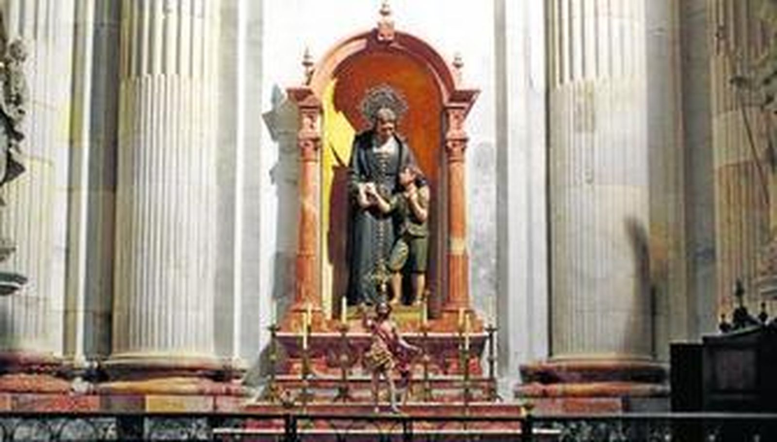 La imagen de San Juan Bautista de la Salle preside una de las capillas de la Santa Iglesia Catedral.