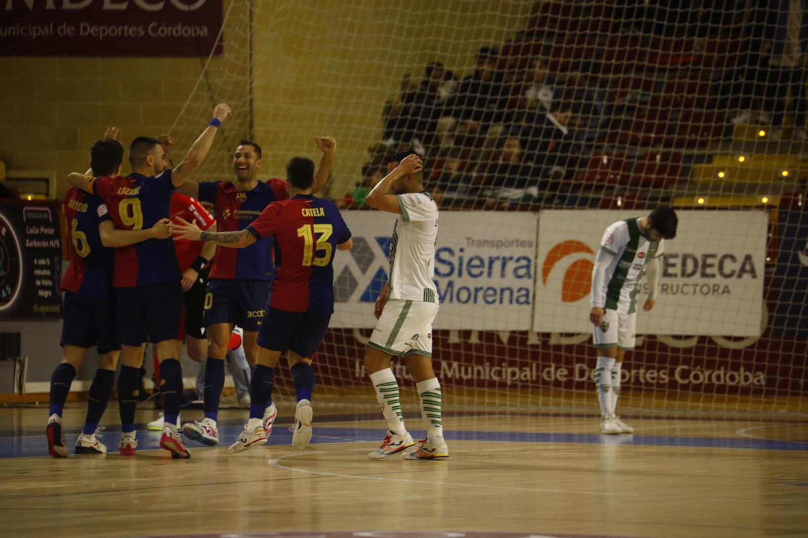 Las mejores fotos del ambiente en Vista Alegre para el Córdoba Futsal - Barça