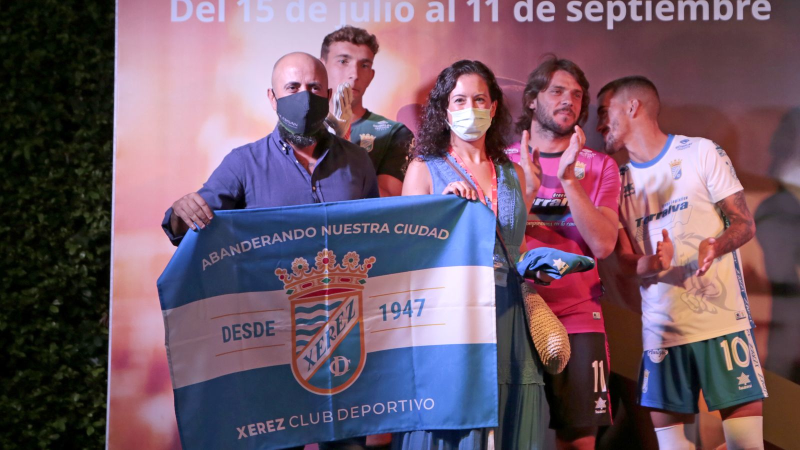 Imágenes de la presentación de las nuevas camisetas del Xerez CD en Luz Shopping