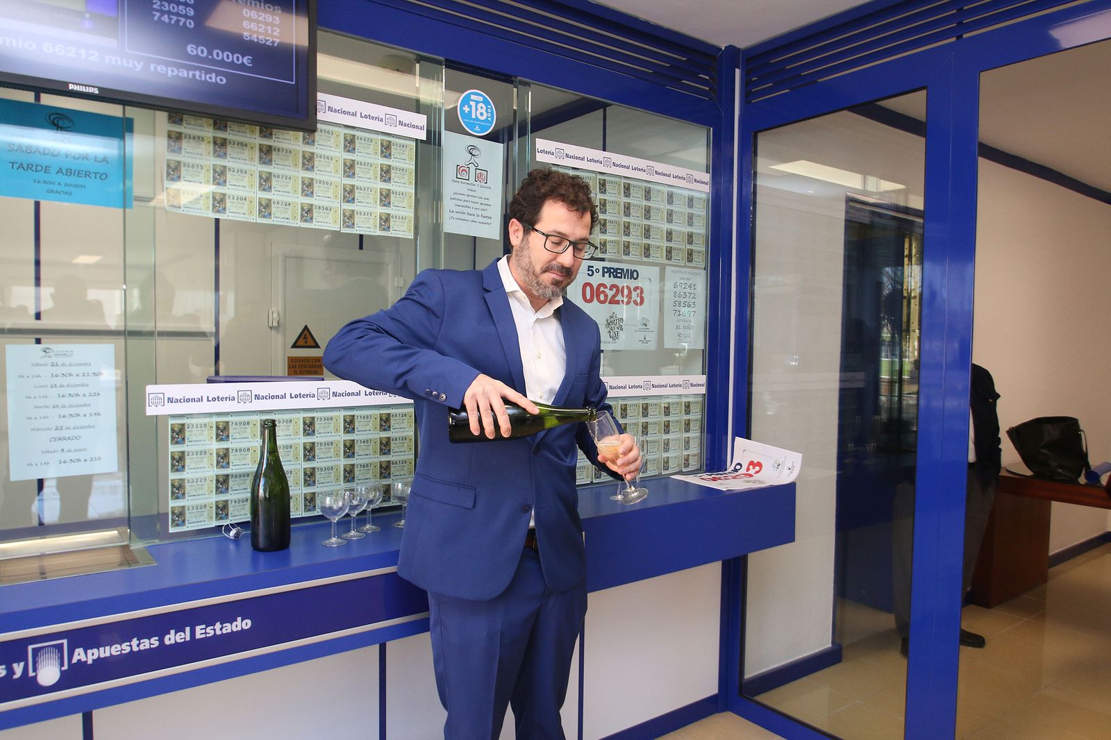 Las imágenes de los premios de la Lotería de Navidad en Roquetas, Vícar y Almería