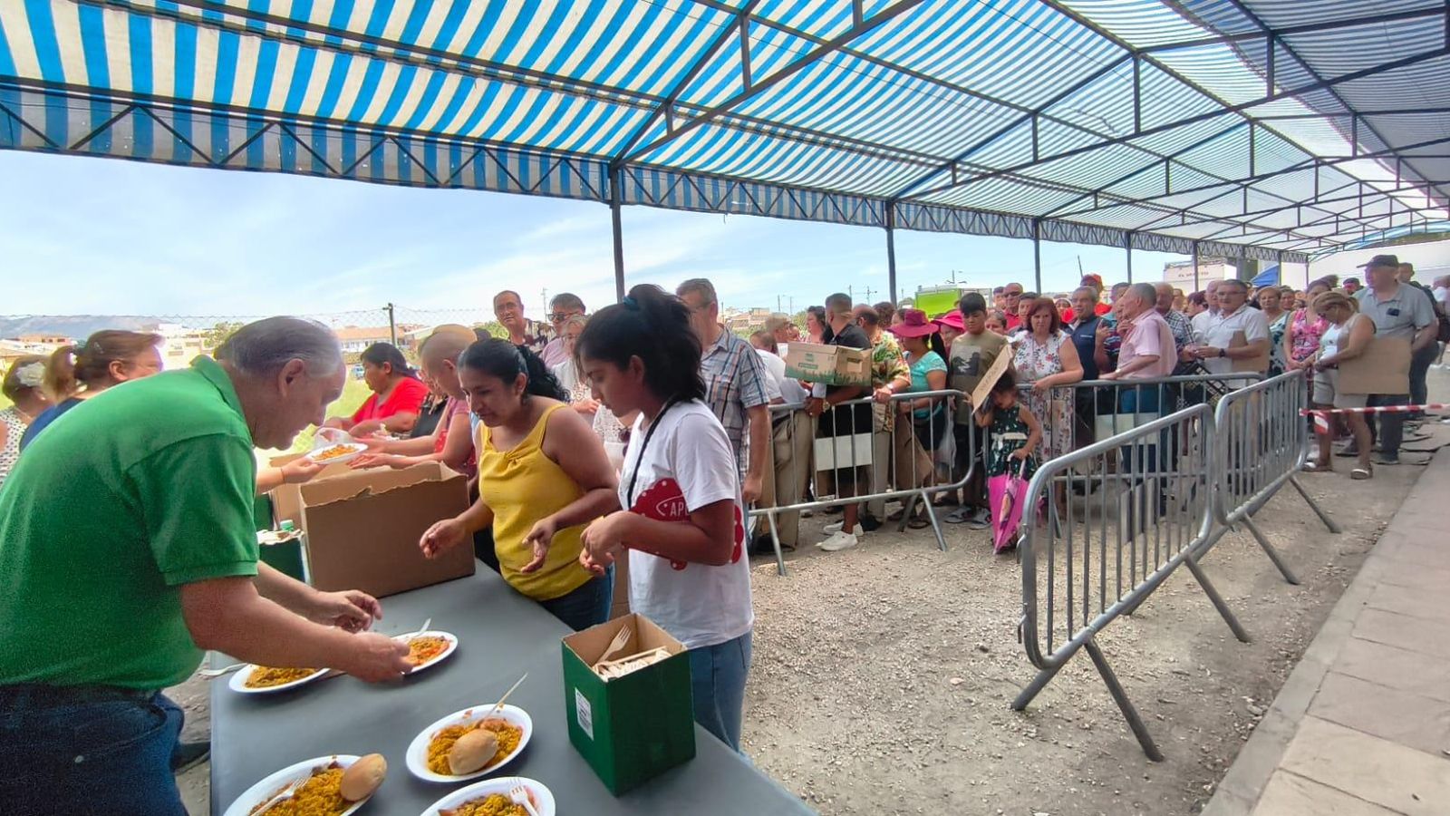 Multitud de personas se han acercado a la paella solidaria