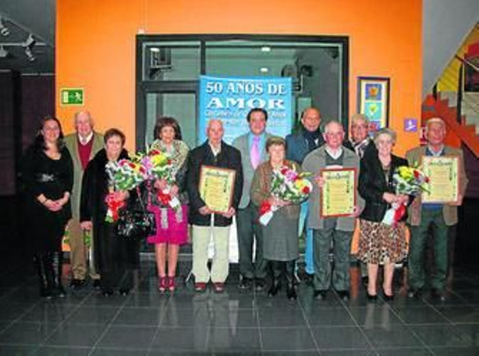 El alcalde con los homenajeados en el acto de entrega de los premios.