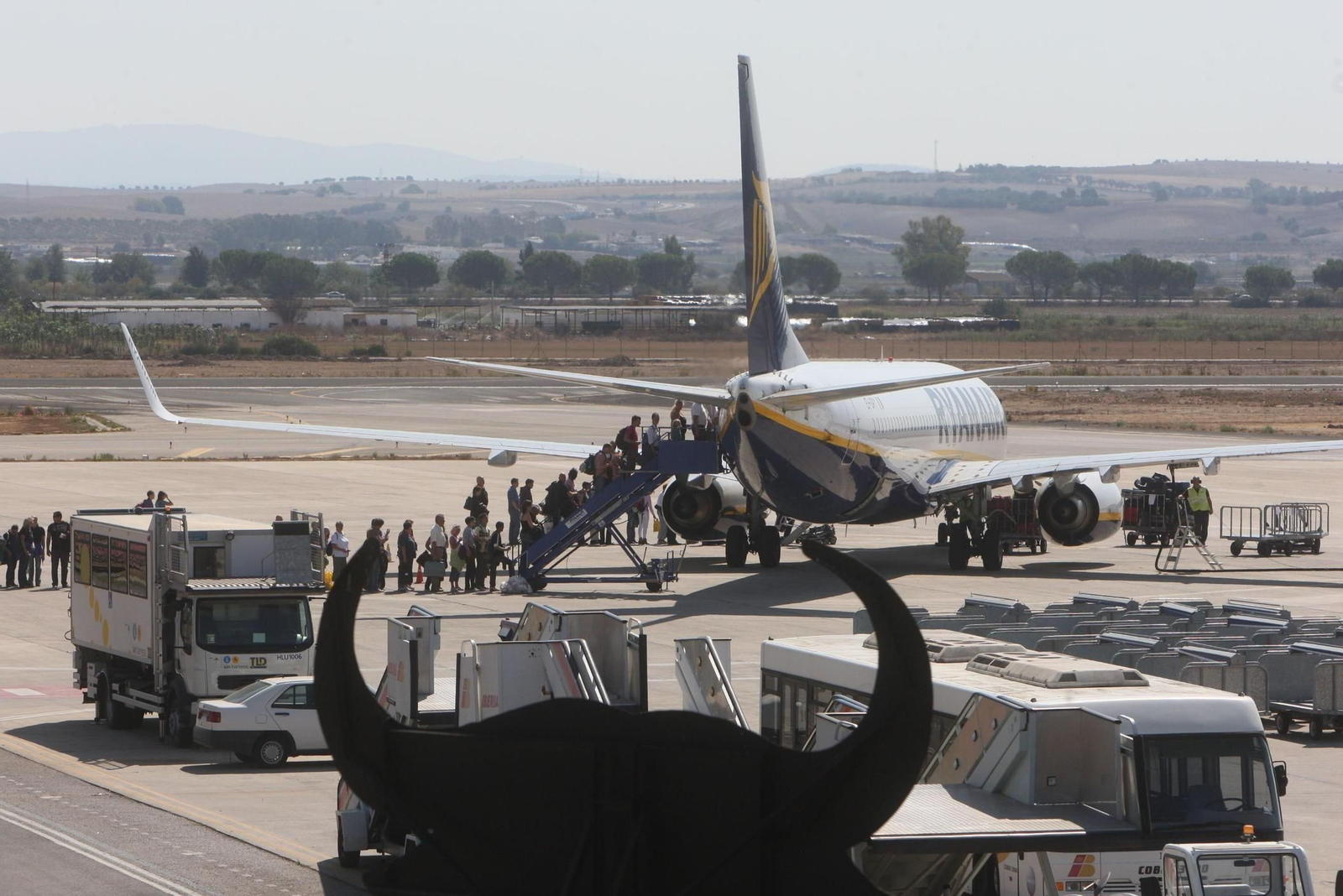 Embarque de pasajeros en un vuelo de Ryanair antes de su abandono del Aeropuerto de Jerez.