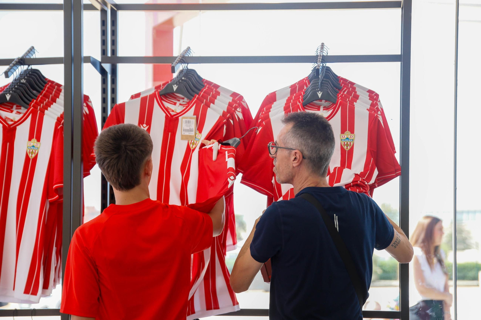 Las imágenes de la campaña de abonos de la UDA y apertura de la tienda del club