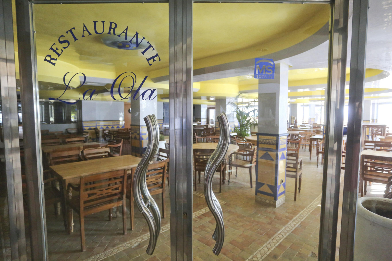 Sábanas blancas visten el hotel Amaragua de Torremolinos, cerrado por el coronavirus, en fotos