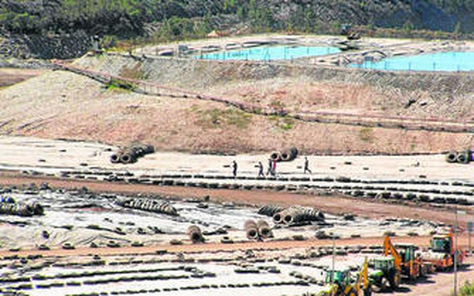 El vertedero de residuos tóxicos y peligrosos de Nerva, con dos grandes vasos de desechos industriales al fondo.