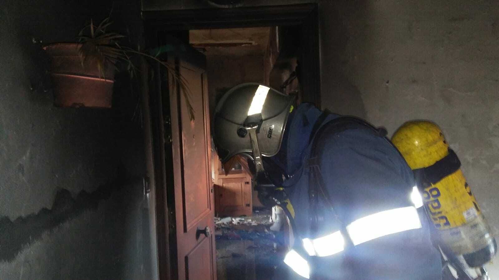 Uno de los efectivos de bomberos, en el interior de la vivienda.