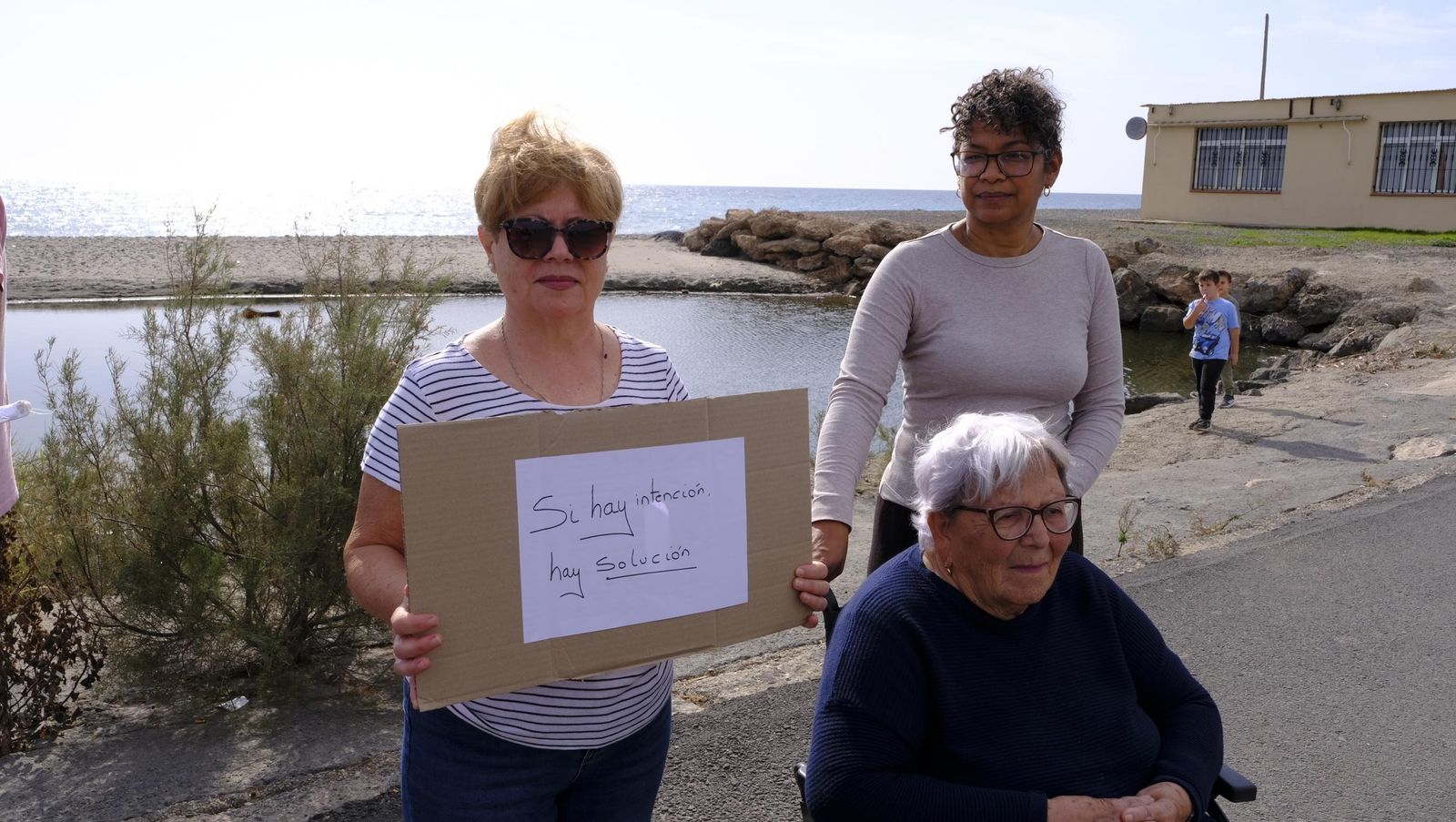 Los vecinos de Costacabana se manifiestan por el arreglo de su rambla, en imágenes