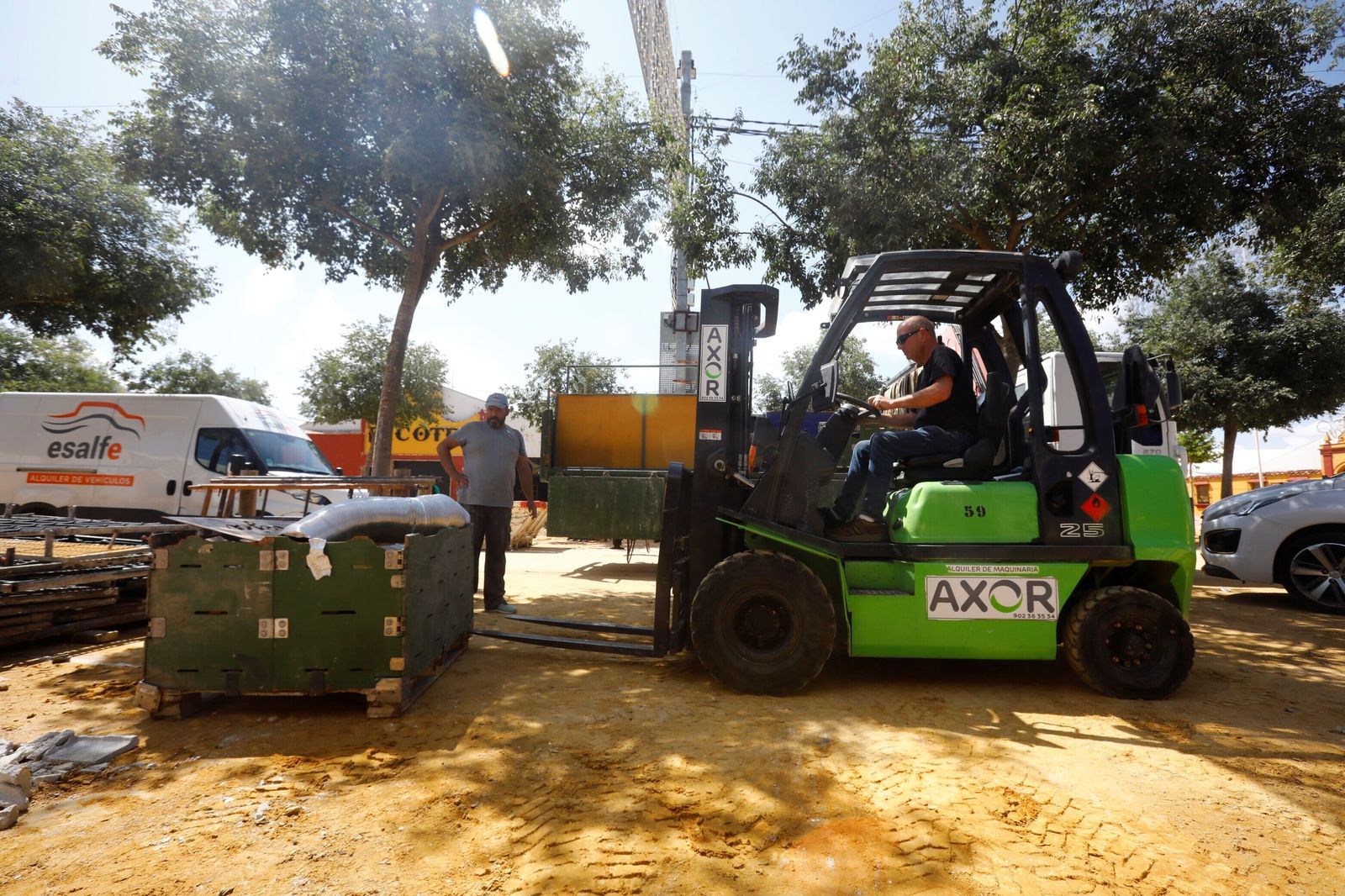 El desmontaje de las casetas y atracciones de la Feria de Córdoba, en imágenes