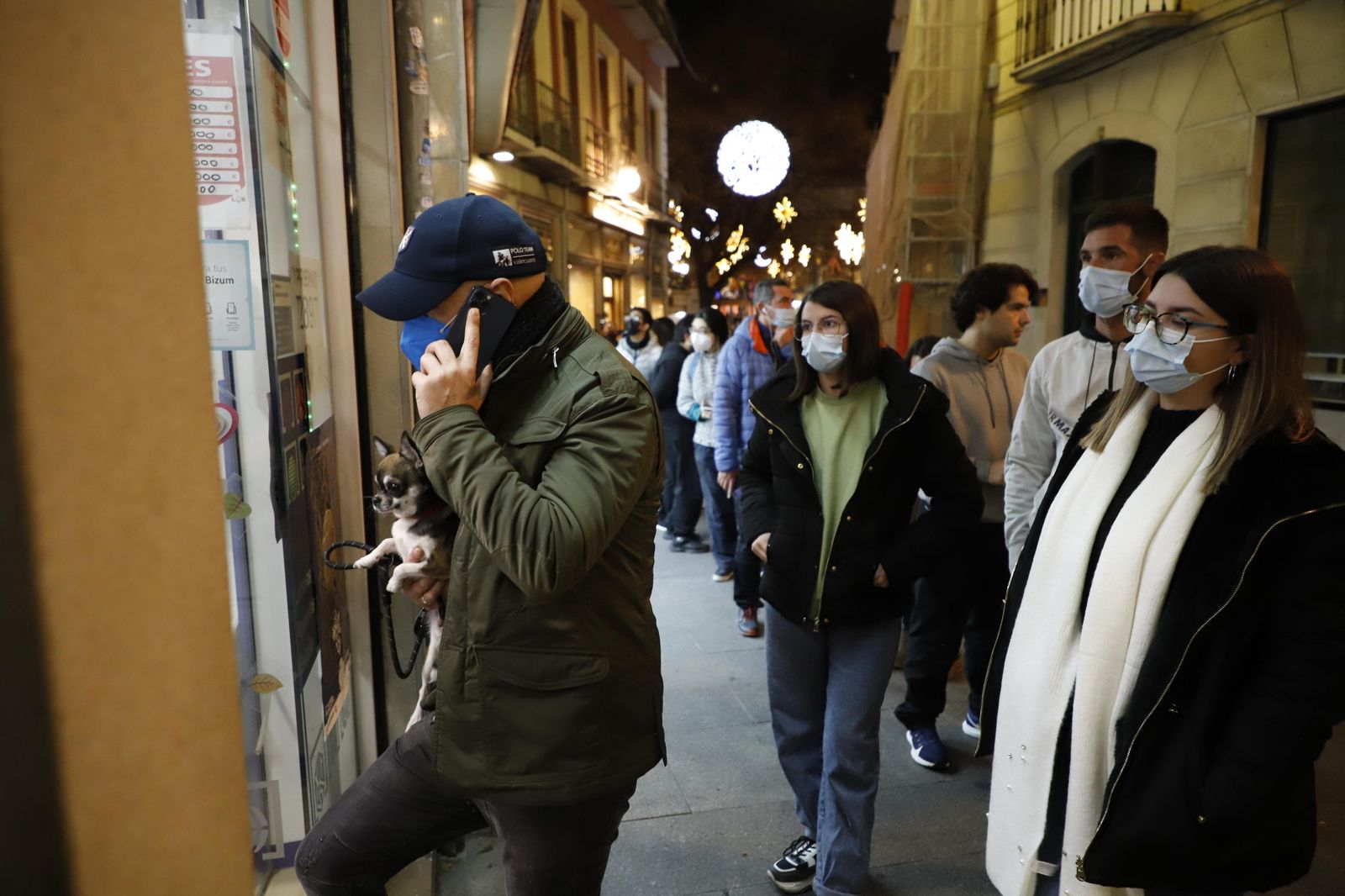 Lotería de Navidad en Granada: Colas y mucha ilusión para comprar el décimo de última hora