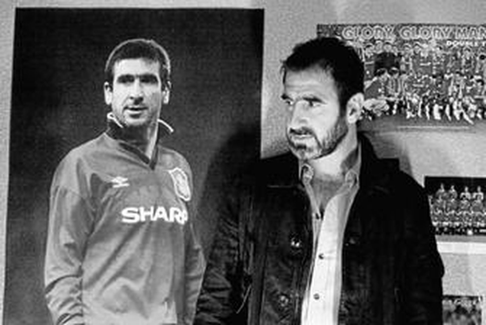 Cantona ante un póster de su pasado glorioso en el Manchester.