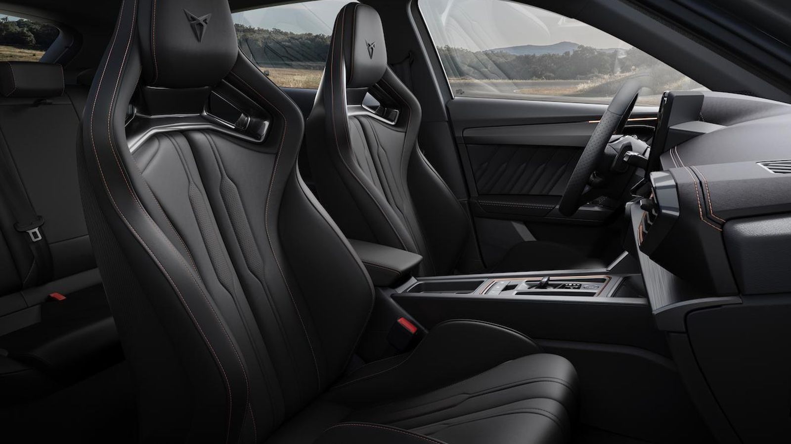 En el interior, son opcionales los asientos de tipo bacquet con carcasa de fibra de carbono, tapizados en cuero azul o negro.