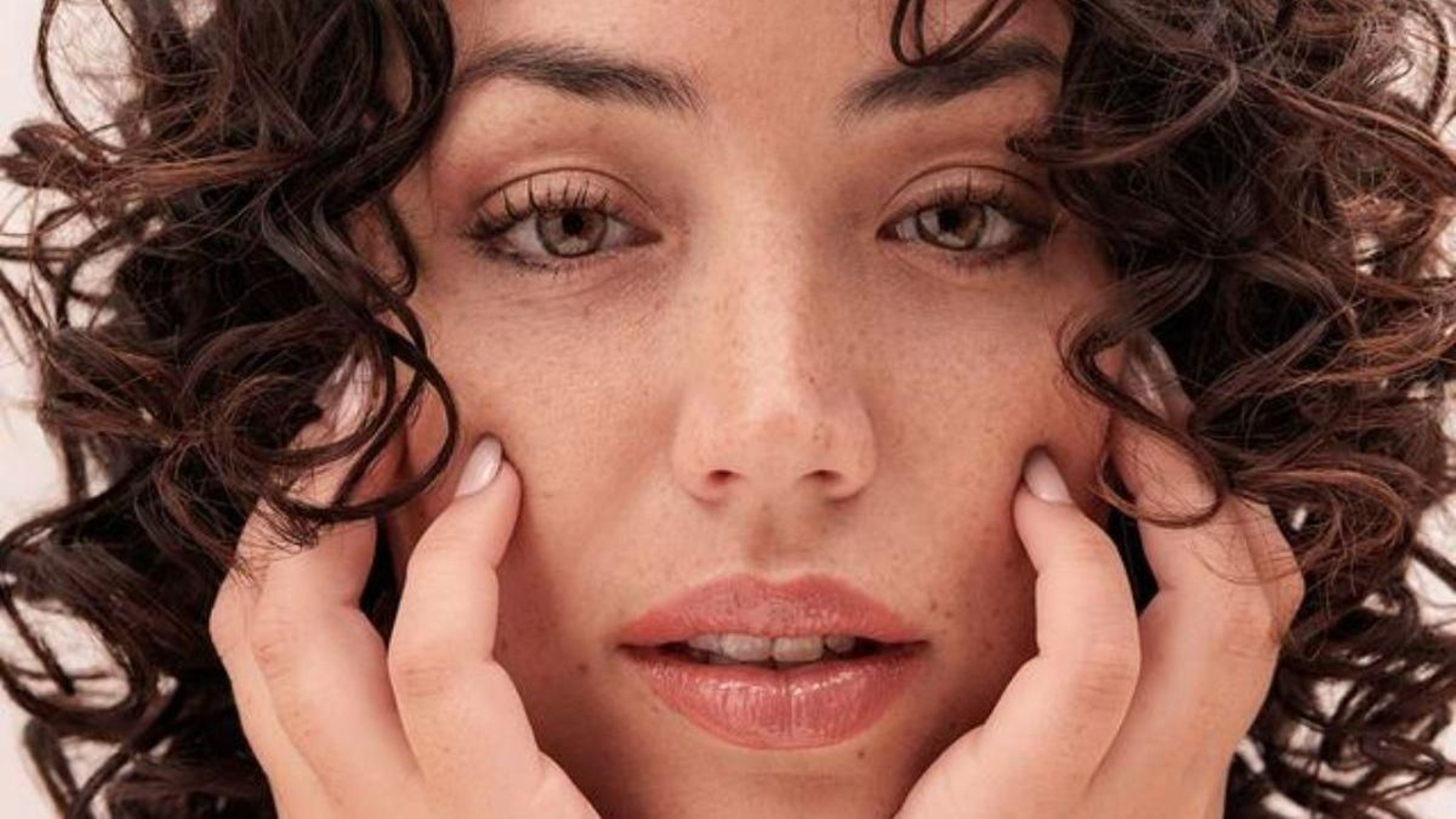 La mayoría de influencers con rizos tienen este accesorio en su rutina (y tú también puedes)