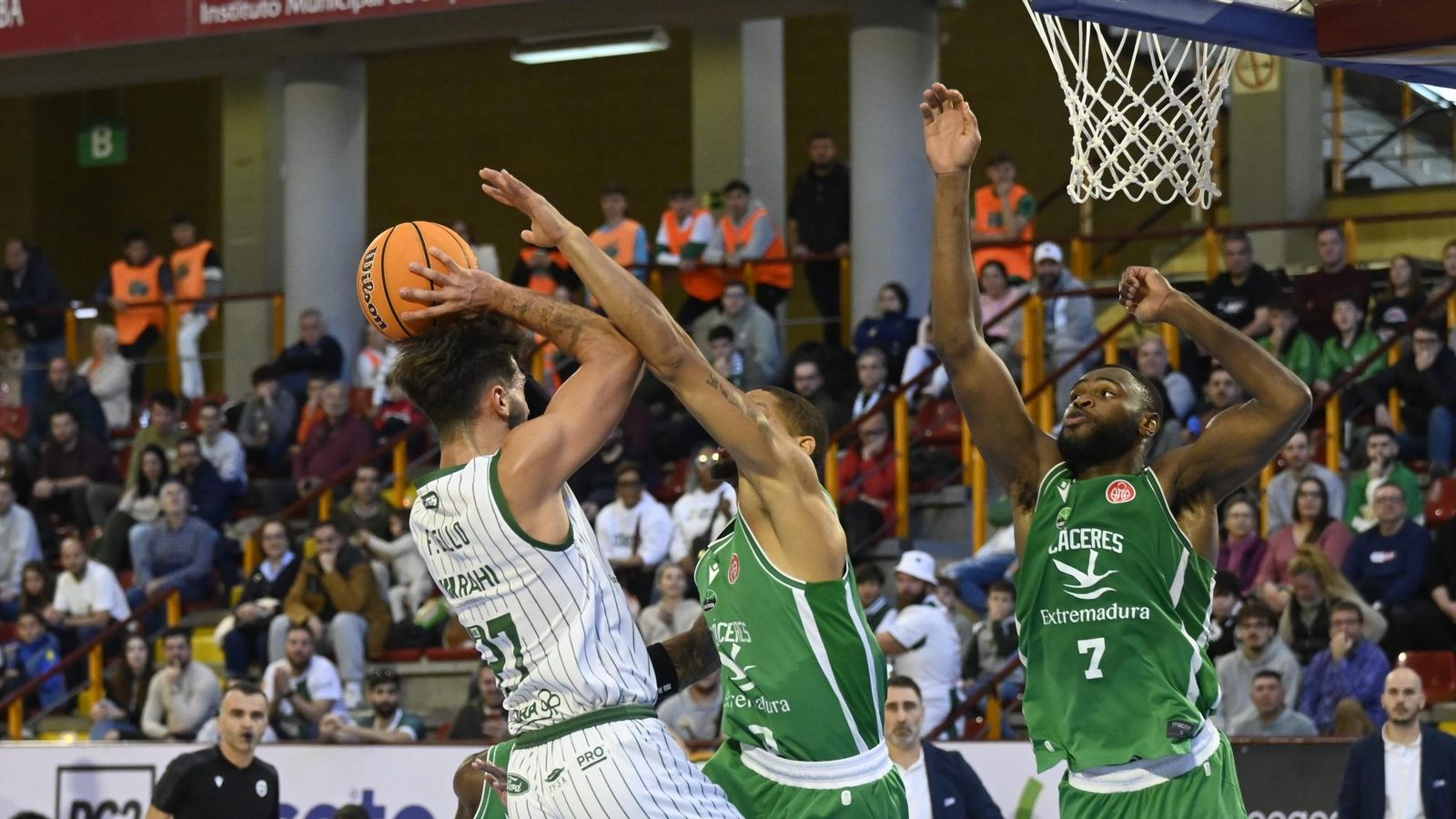 Fernando Bello, alero del Coto Córdoba, es defendido con fiereza por el Cáceres Patrimonio de la Humanidad.