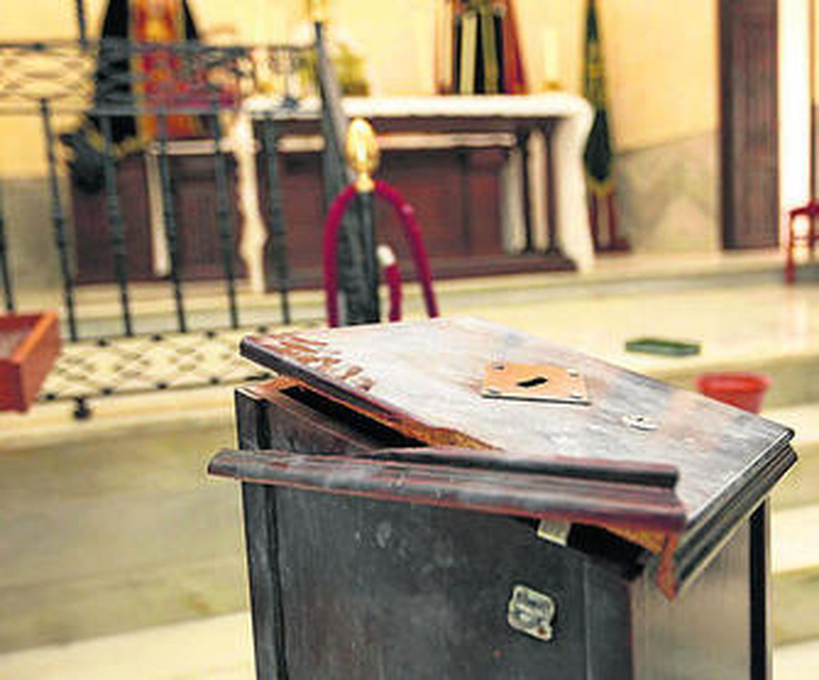 Estado en el que quedó uno de los cepillos de la iglesia.