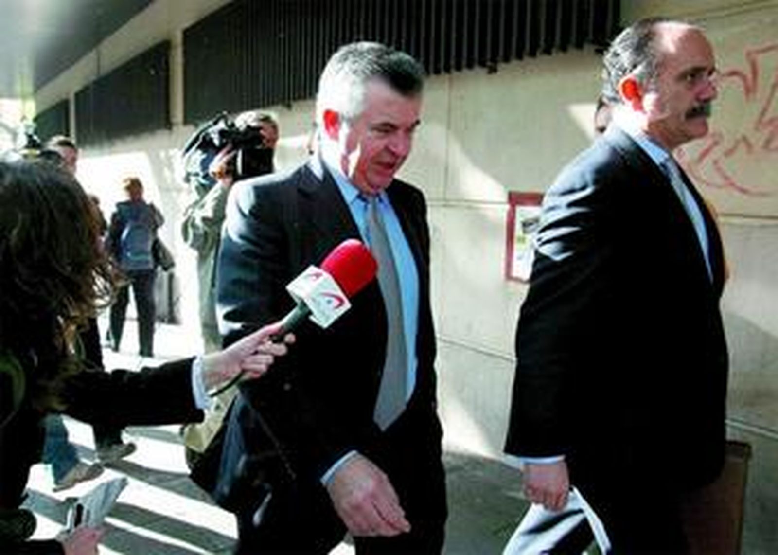 Juan Antonio Roca llega a la Audiencia Nacional de Madrid en compañía de su abogado José Aníbal Álvarez, en una imagen de archivo.