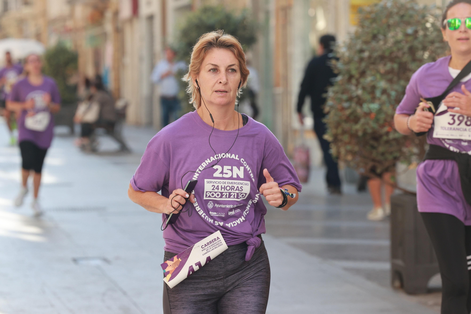 Todas las imágenes de la carrera contra la violencia de género en Cádiz