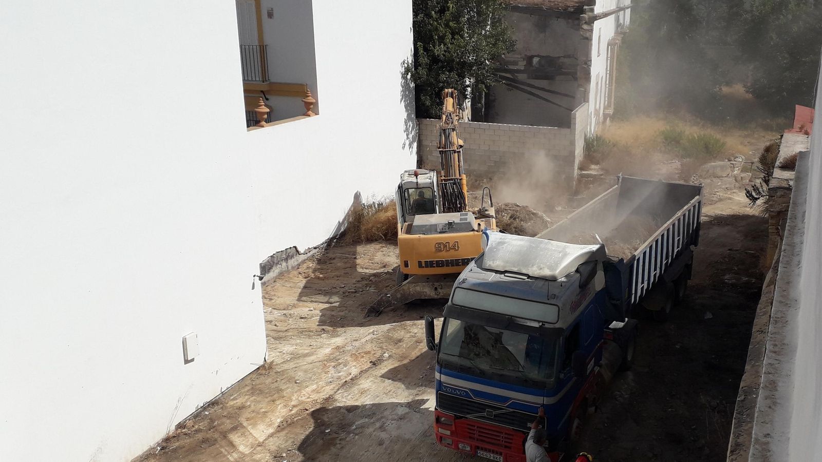 Una excavadora en una obra.