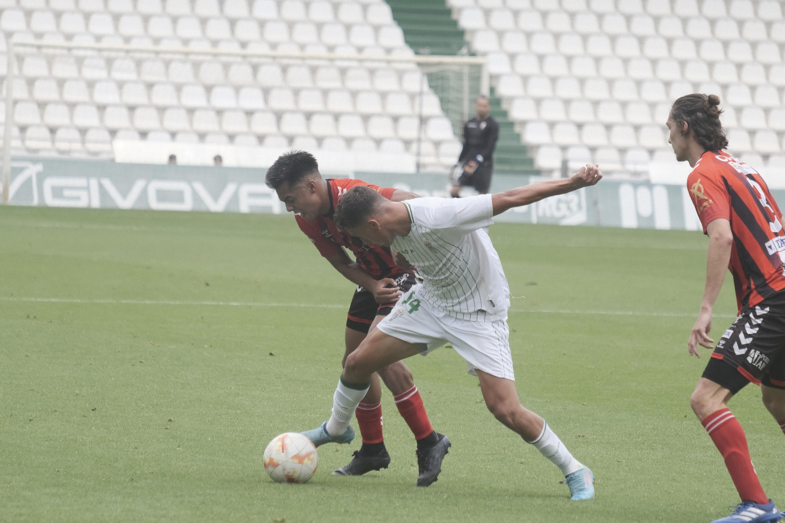 La victoria del Córdoba B ante el Salerm Puente Genil, en imágenes