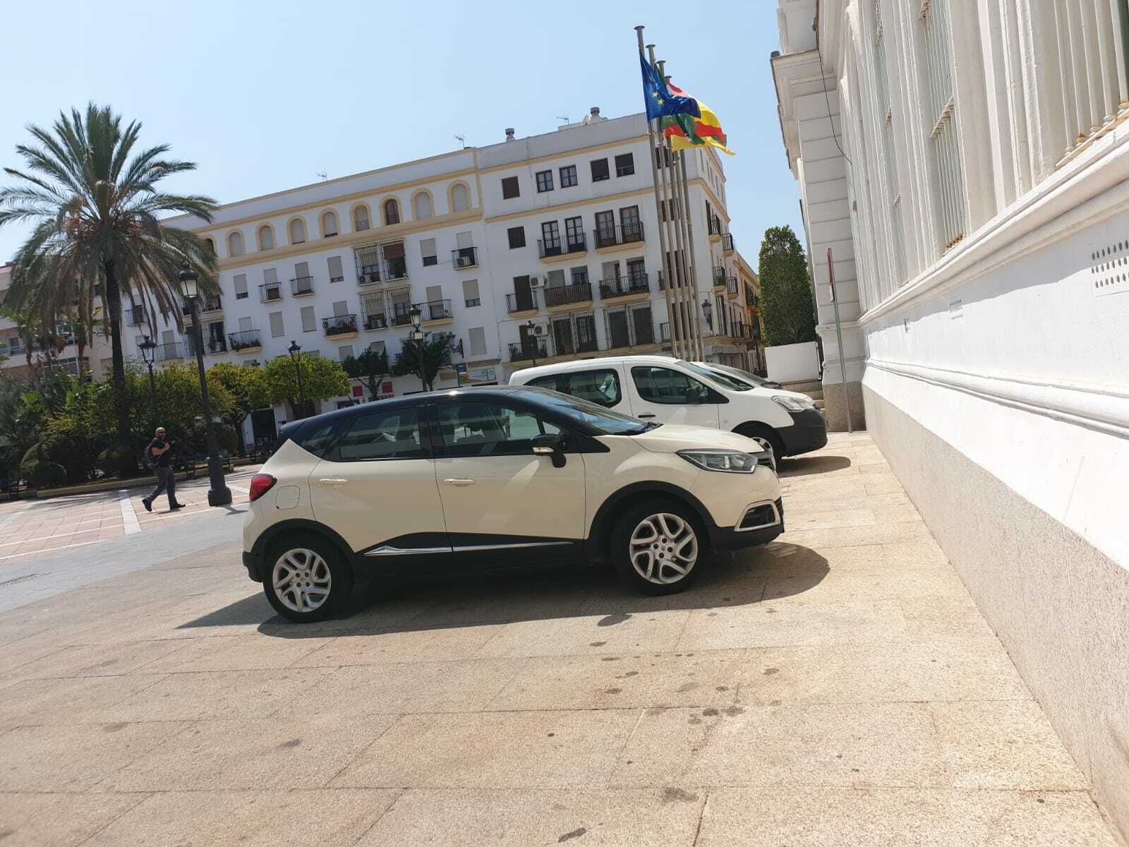 Imagen remitida por el PSOE donde aparece el supuesto coche a las puertas del Ayuntamiento.