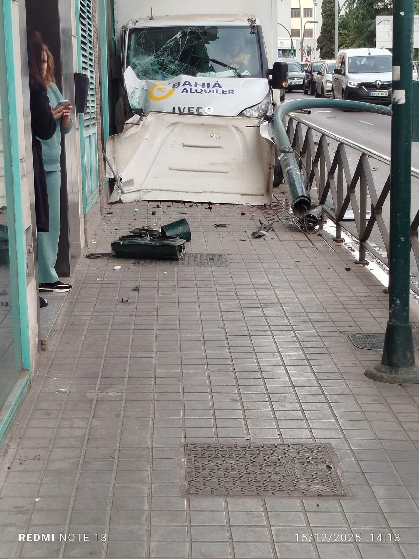 Susto en la carretera de Ronda tras la salida de vía de un camión