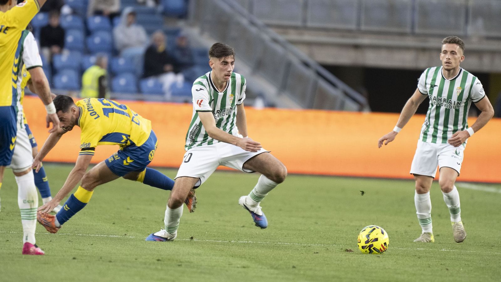 Requena roba el balón a Loiodice en el Las Palmas - Córdoba CF.