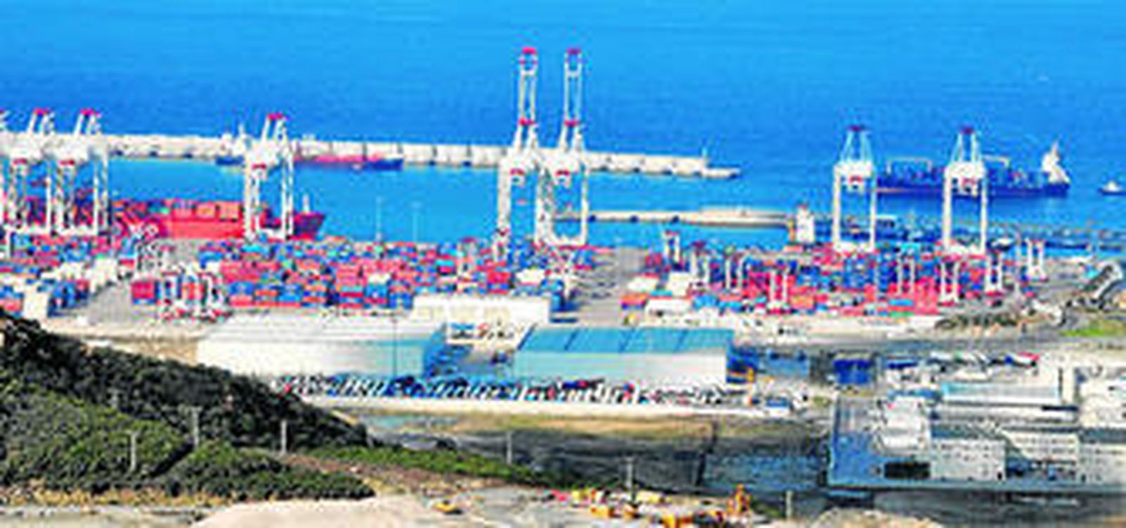 Vista general de la zona portuaria de Tánger Med en el norte de África.