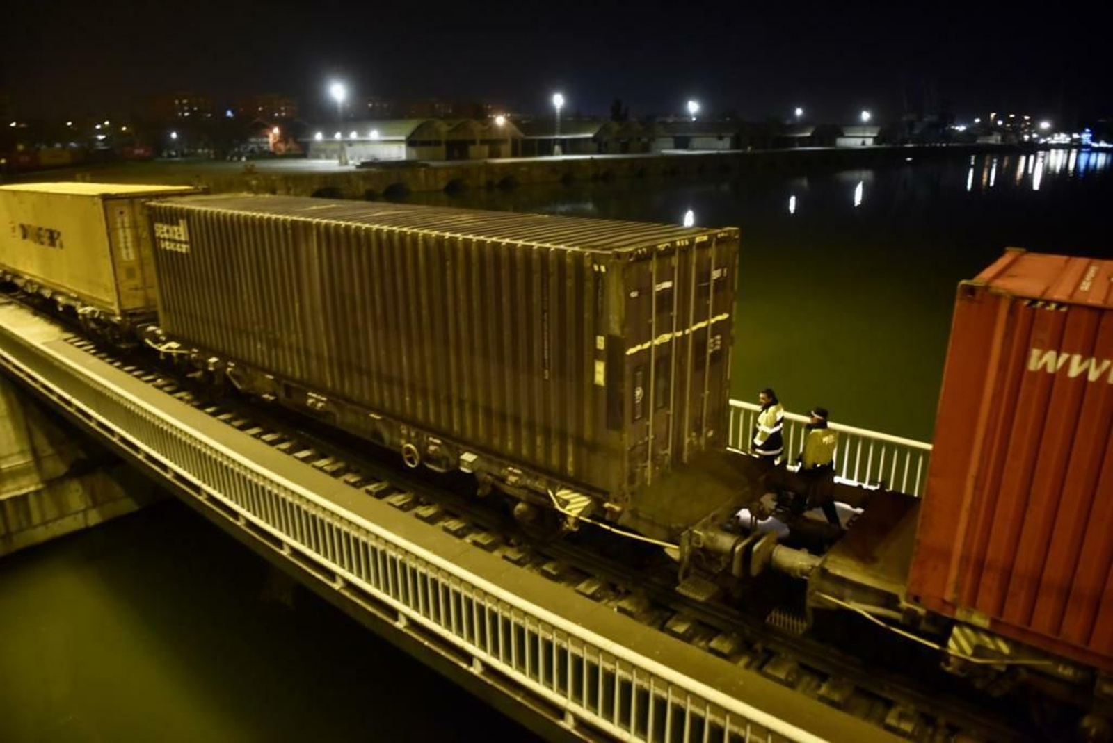 Vagones cargados han quedado bloqueados sobre la vía por el descarrilamiento del tren de mercancías en el Puerto de Sevilla.